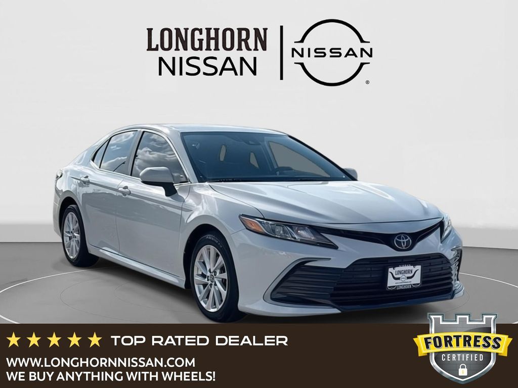 2023 Toyota Camry LE's photo