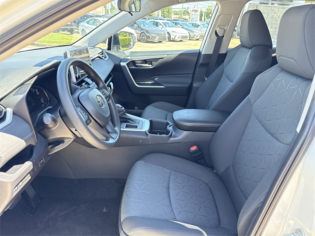 2025 Toyota RAV4 XLE photo 7