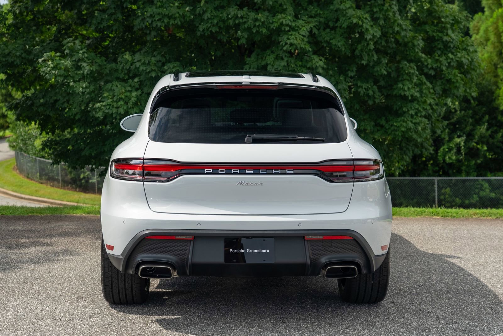 2025 Porsche Macan Base photo 8