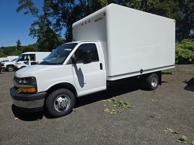2025 Chevrolet Express Cutaway 3500 photo 2