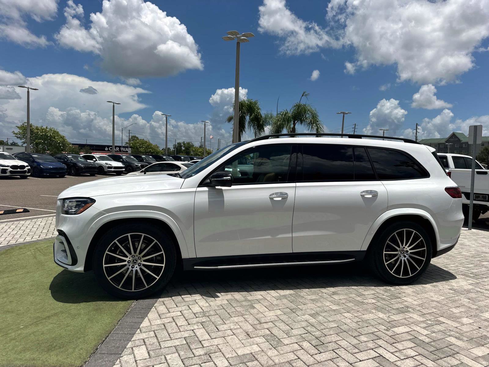 2025 Mercedes Benz GLS 580 4MATIC photo 4