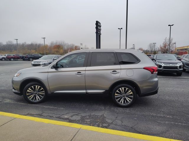 2020 Mitsubishi Outlander ES photo 3