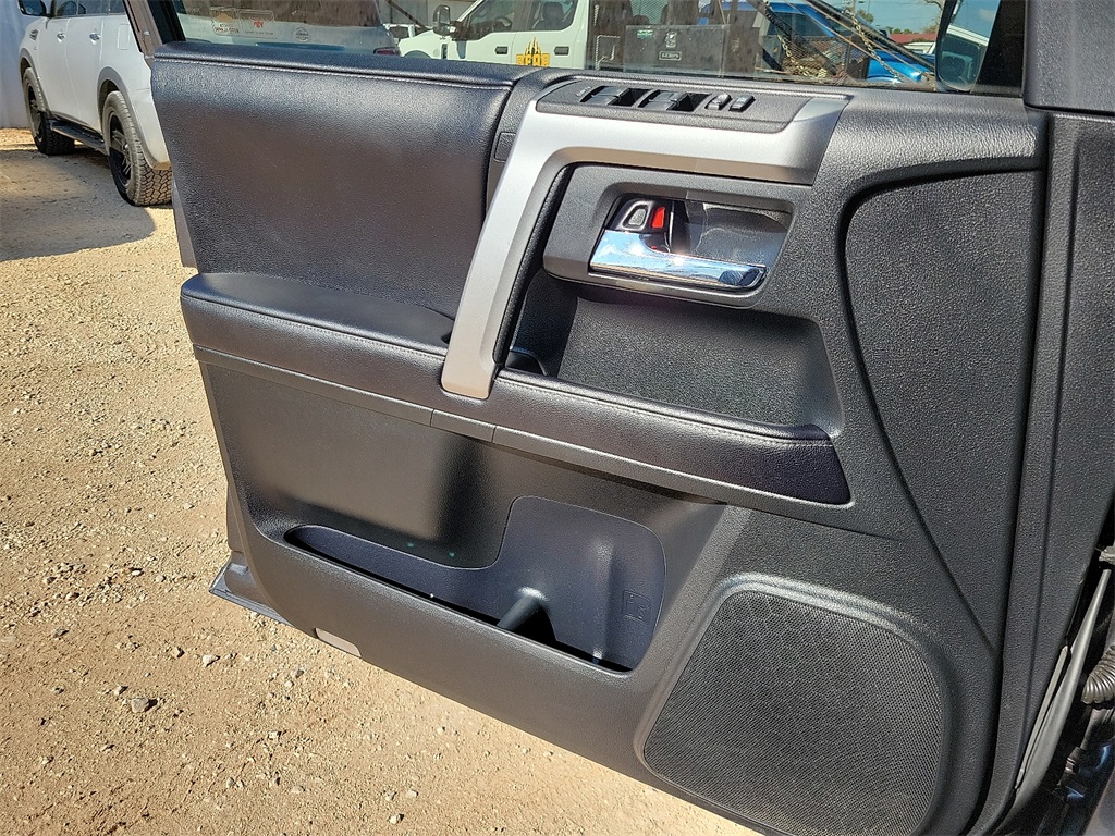 2017 Toyota 4Runner SR5 photo 18