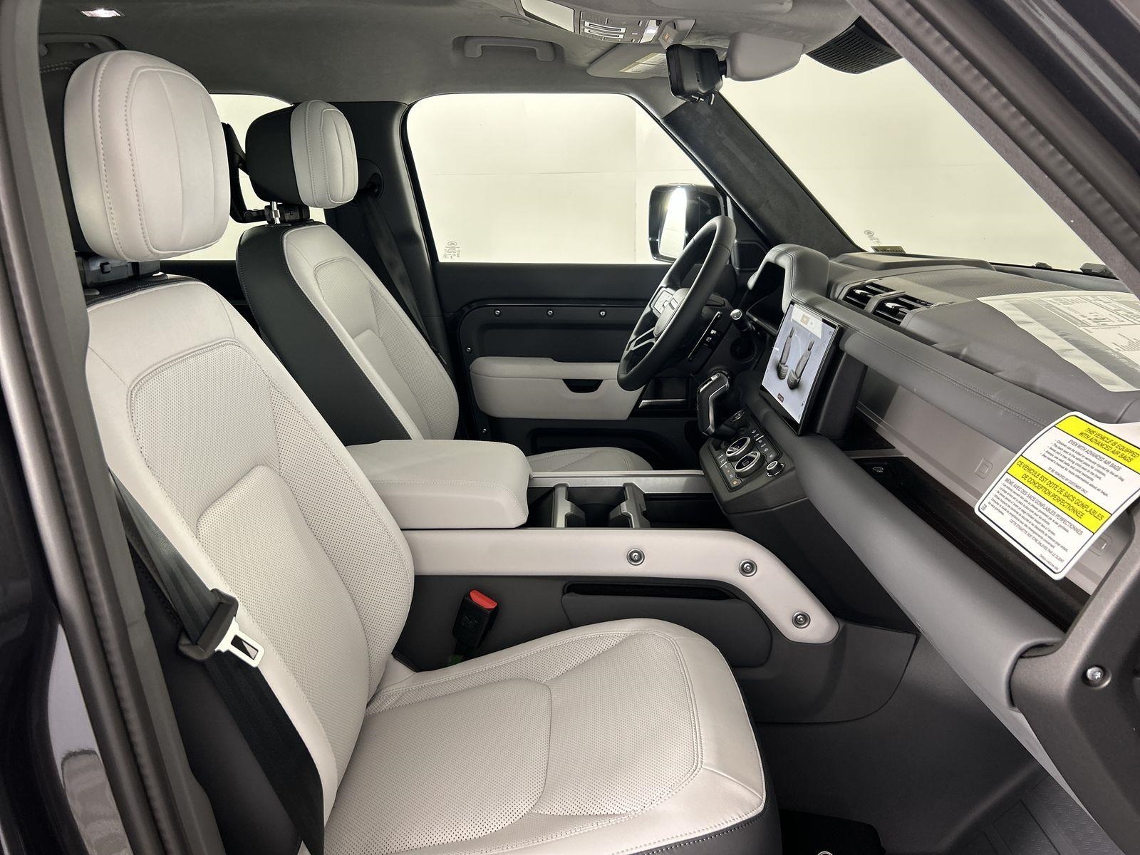 2025 Land Rover Defender 130 V8 photo 31