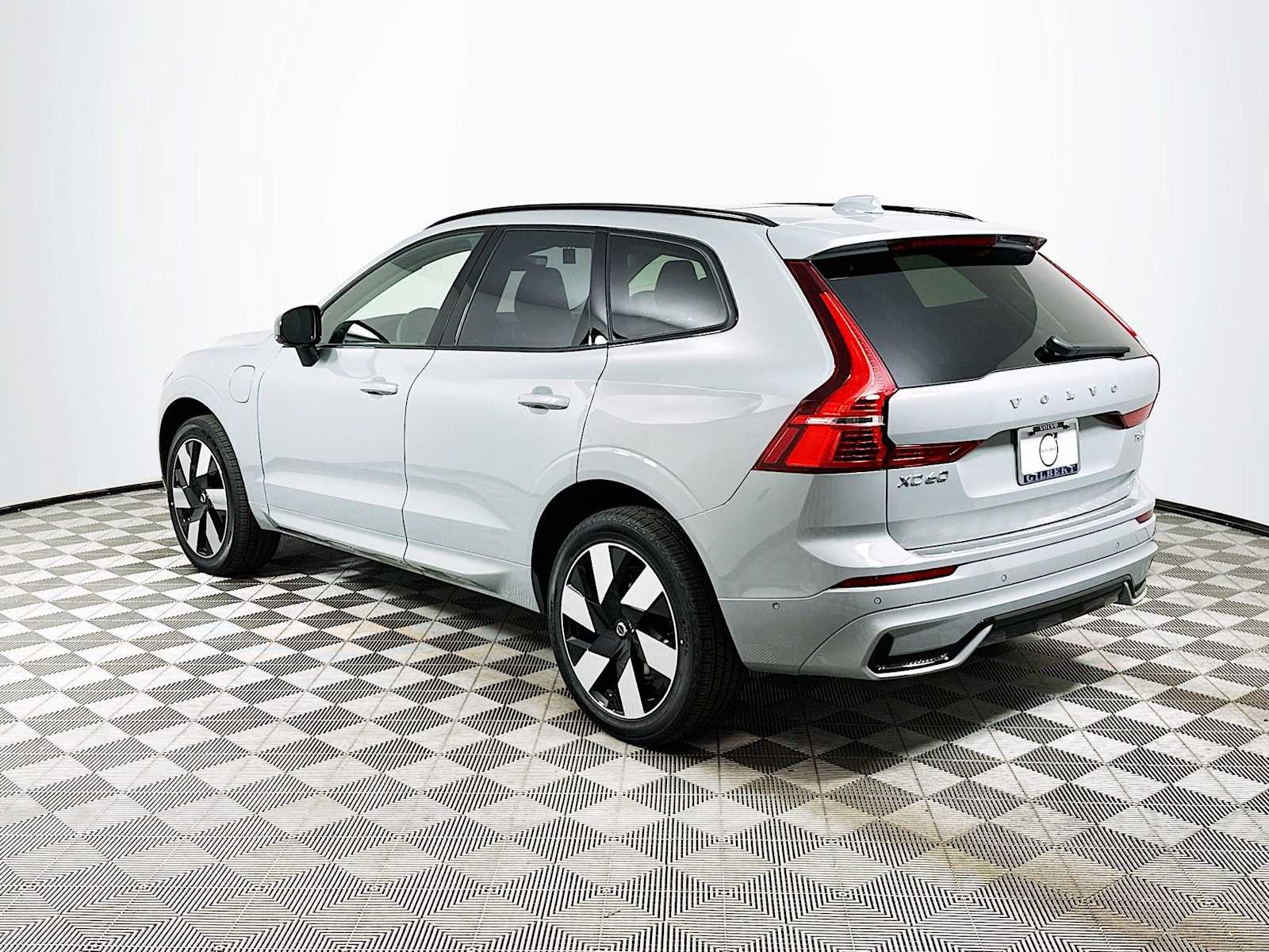 2025 Volvo XC60 T8 Plus photo 4