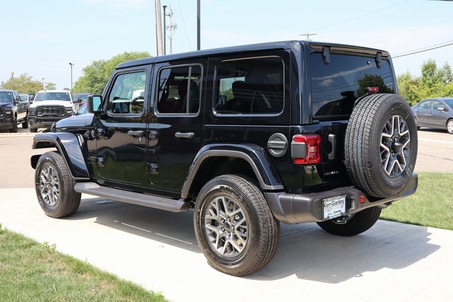 2025 Jeep Wrangler Sahara photo 30