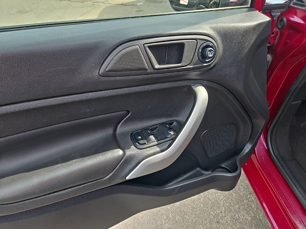 2011 Ford Fiesta SES photo 25