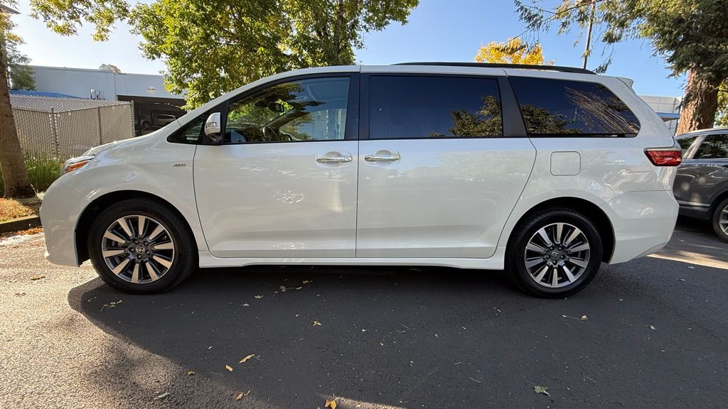 2020 Toyota Sienna Limited Premium photo 3