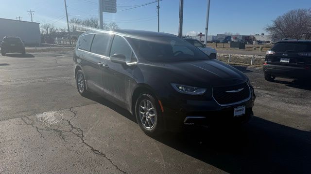 2026 Chrysler Pacifica Select's photo