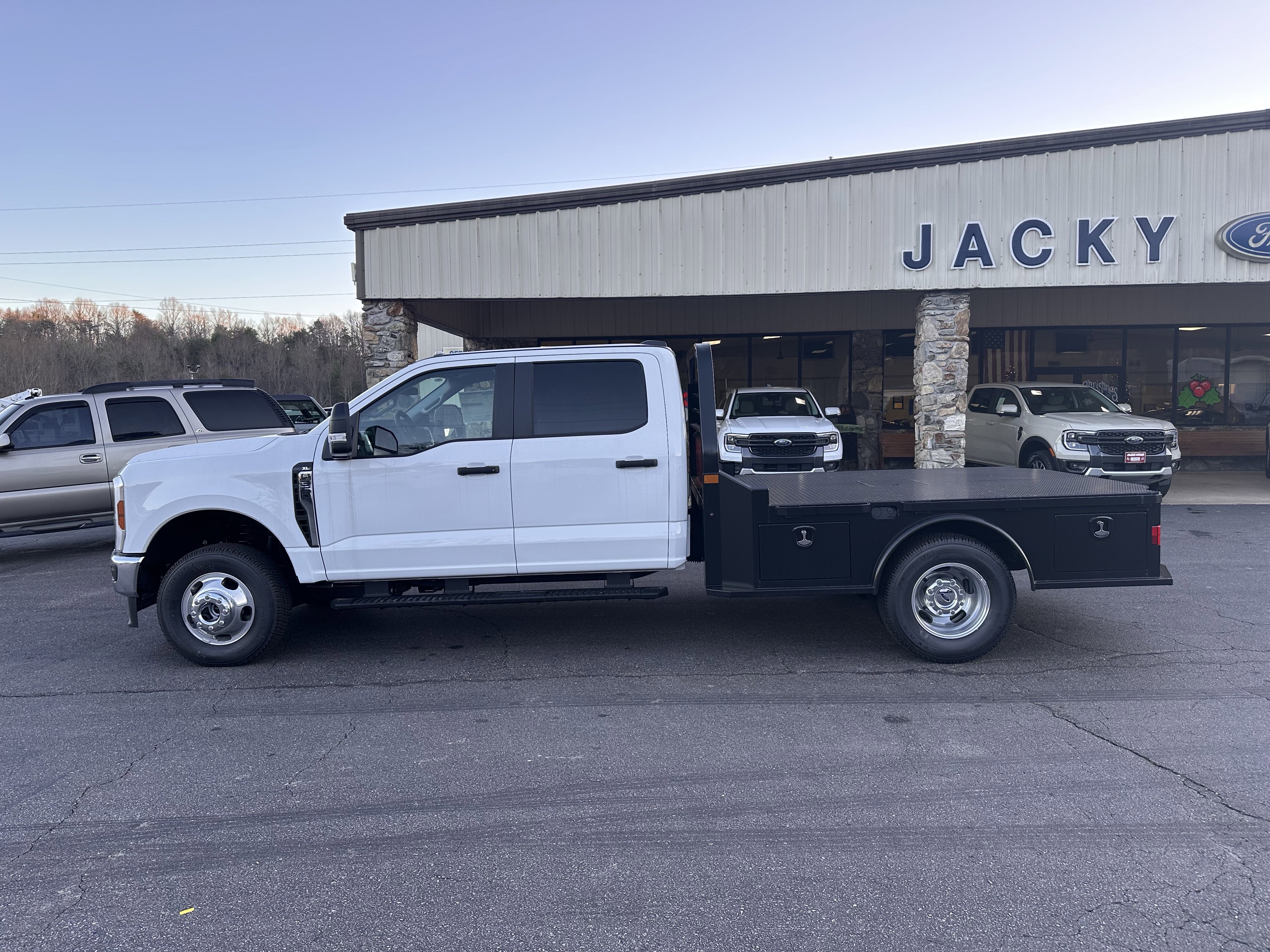 2025 Ford F-350 Super Duty Chassis Cab XL's photo