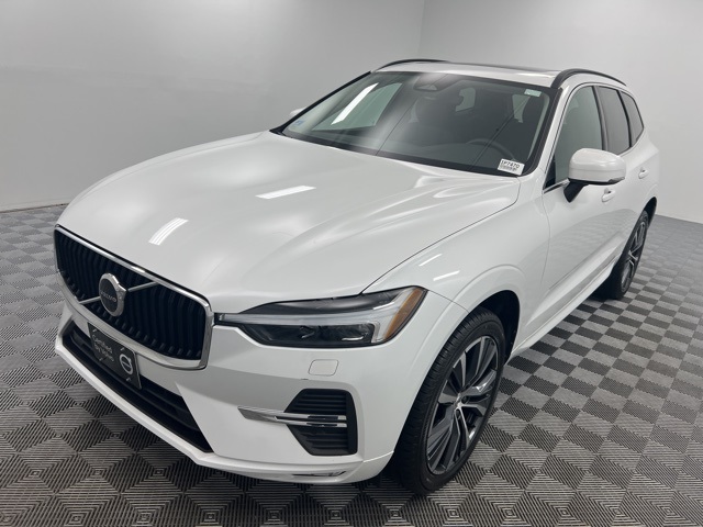 2022 Volvo XC60 B5 Momentum photo 2