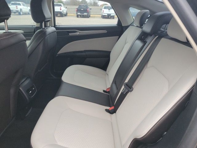 2020 Ford Fusion SE photo 2