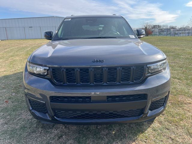2025 Jeep Grand Cherokee Limited photo 2