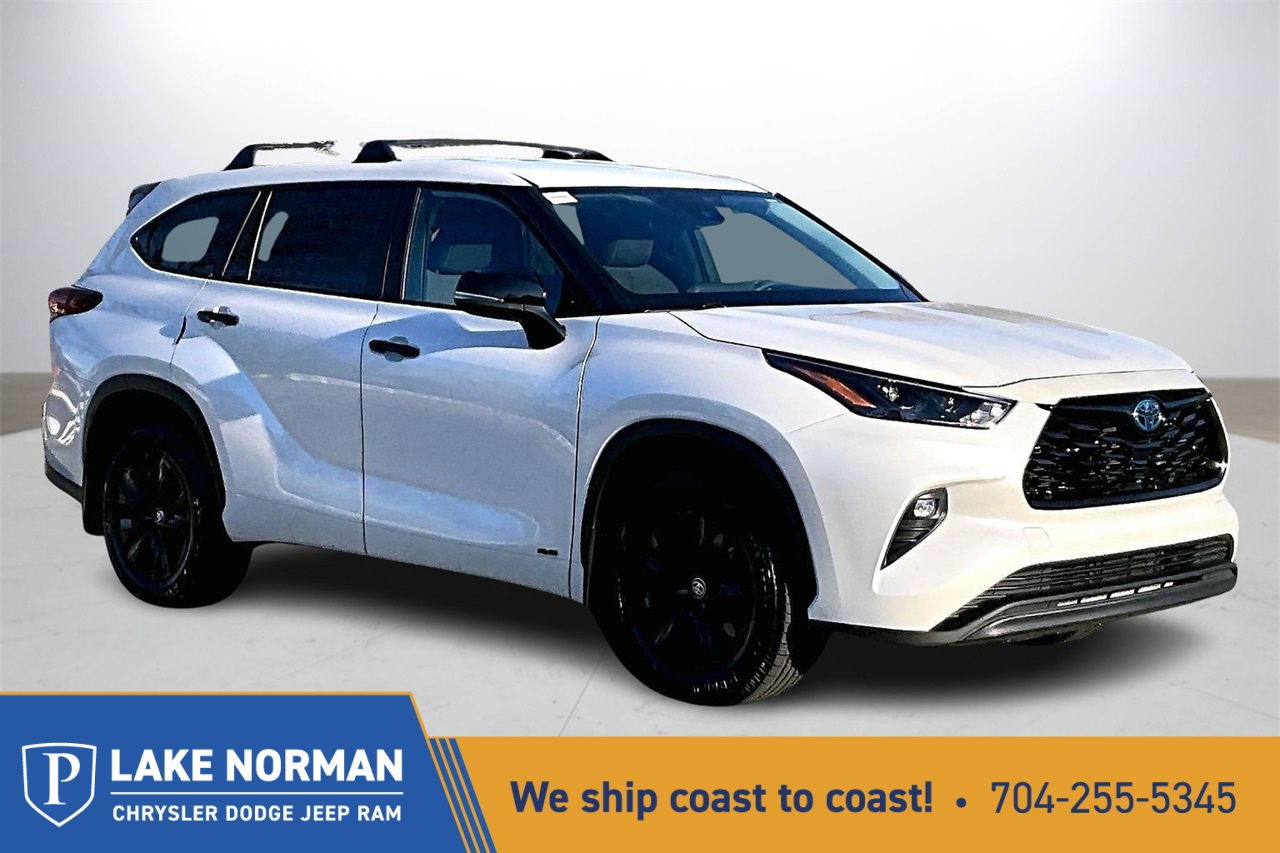 2024 Toyota Highlander LE Nightshade's photo