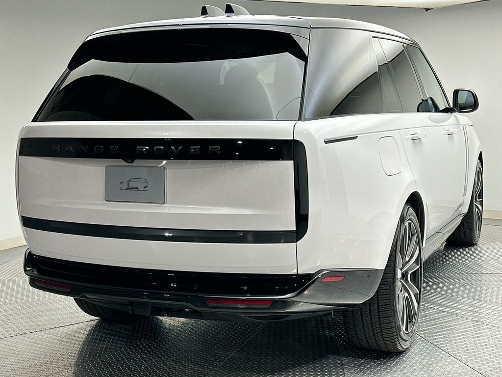 2024 Land Rover Range Rover SE photo 2