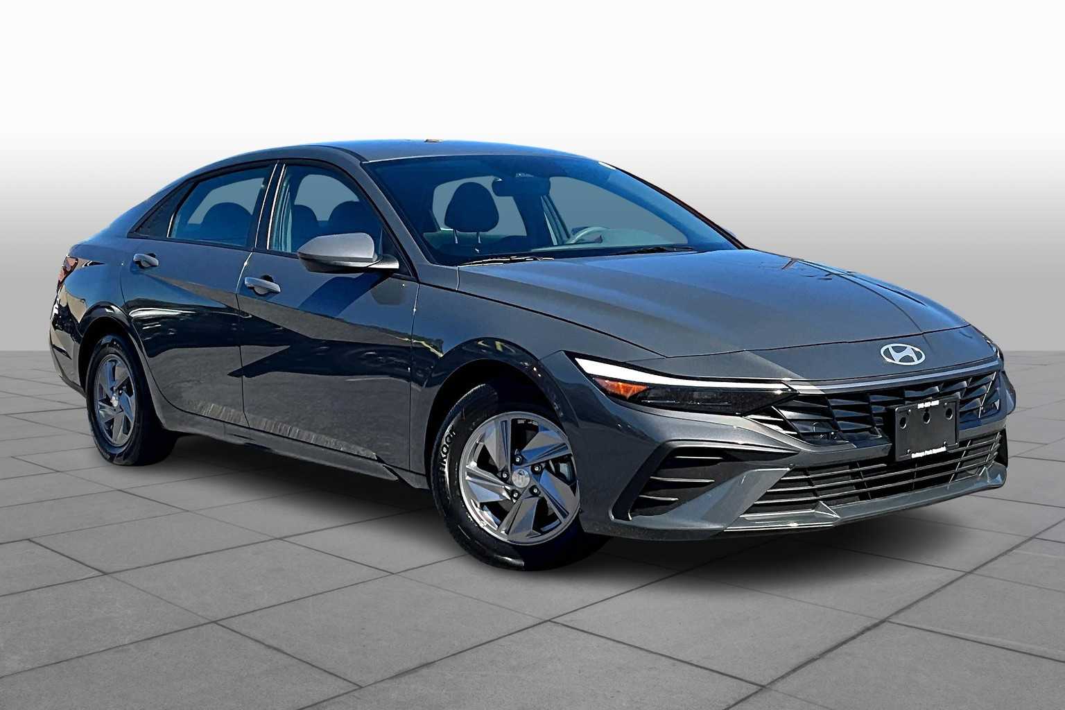 2025 Hyundai Elantra SE photo 2