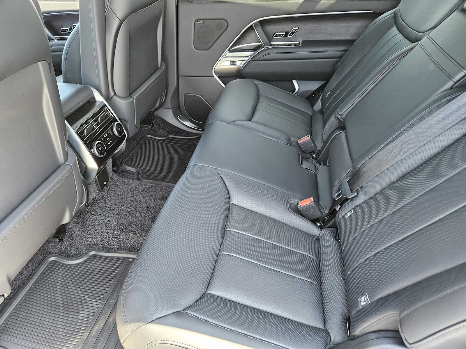 2025 Land Rover Range Rover SE photo 24