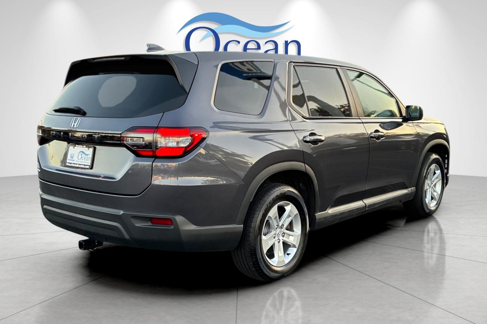 2023 Honda Pilot LX photo 2