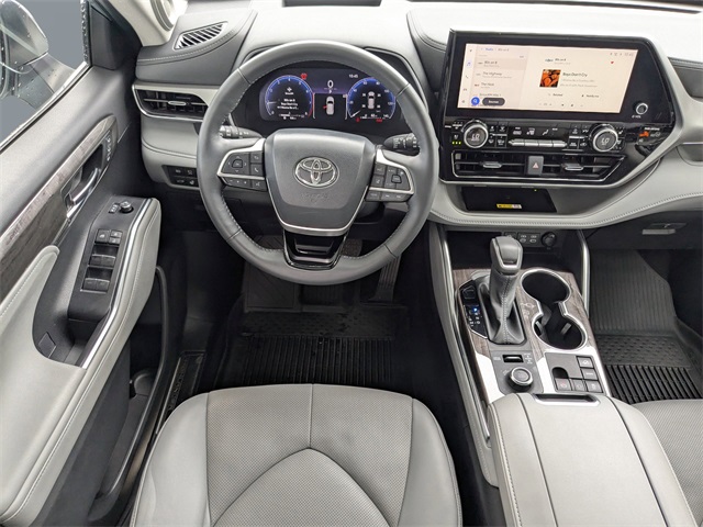 2024 Toyota Highlander Platinum photo 17