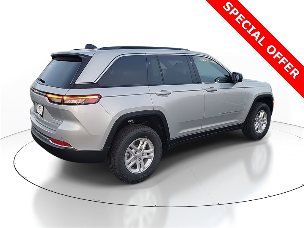 2025 Jeep Grand Cherokee Laredo photo 4