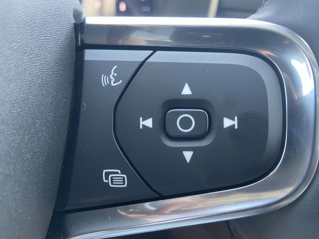 2026 Volvo XC40 AWD Plus photo 8