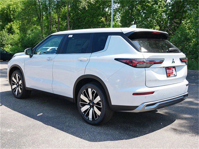 2025 Mitsubishi Outlander SE photo 2