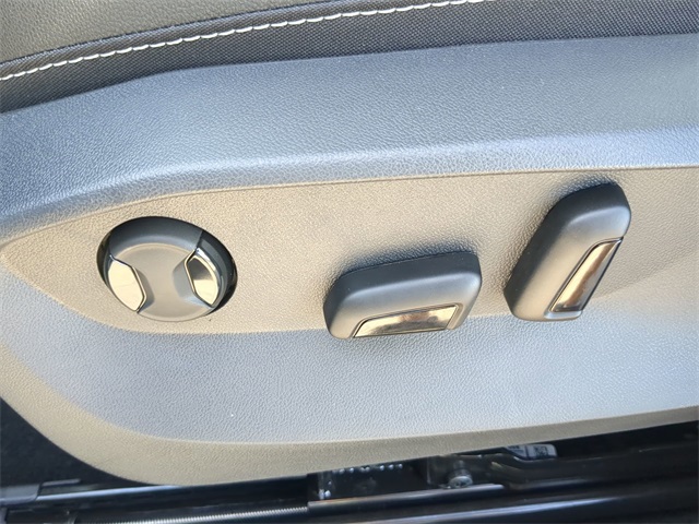 2025 Volkswagen Taos SEL photo 15