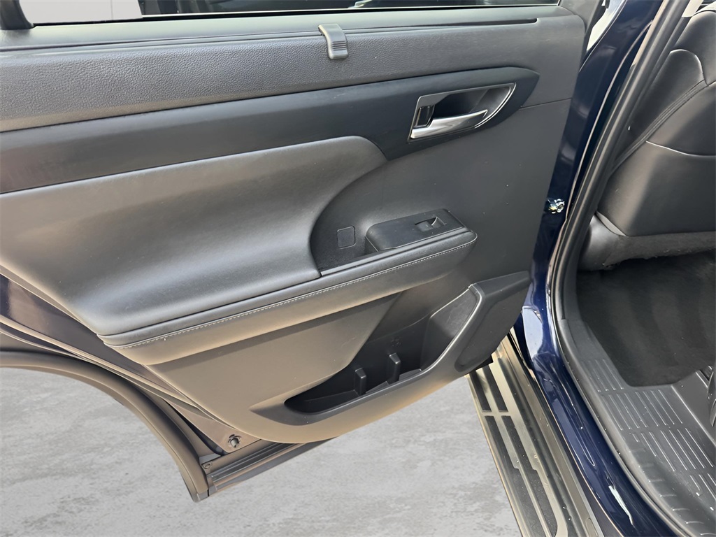 2023 Toyota Highlander XLE photo 6
