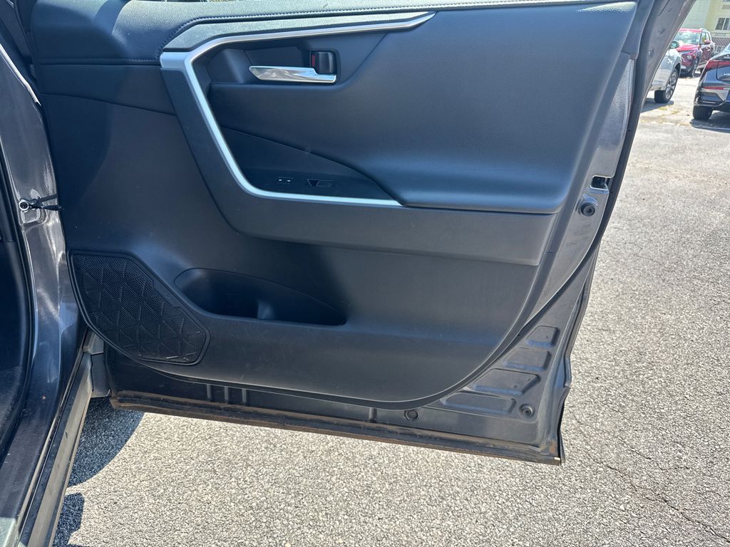2019 Toyota RAV4 Hybrid XSE photo 11