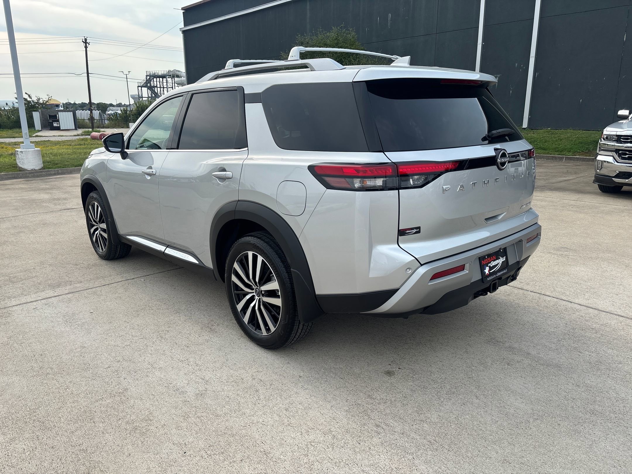 2025 Nissan Pathfinder Platinum photo 2