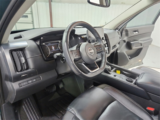 2022 Nissan Pathfinder SL photo 2