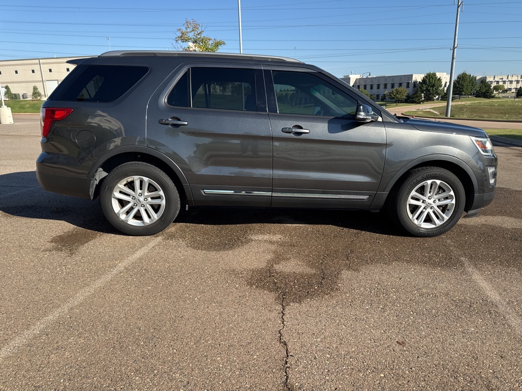2017 Ford Explorer XLT photo 3