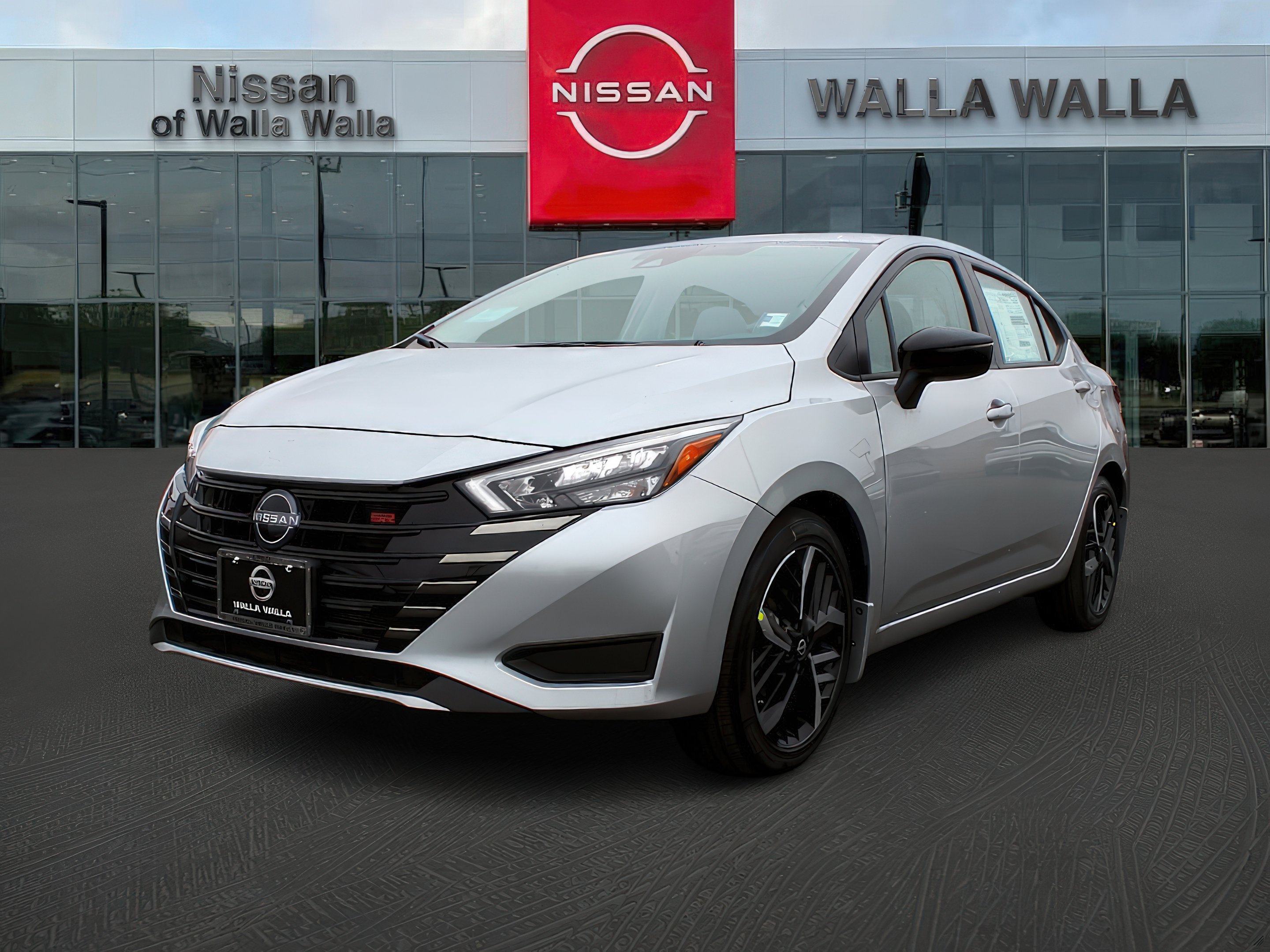 2025 Nissan Versa SR photo 3