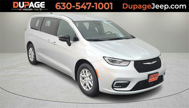 2026 Chrysler Pacifica Select's photo