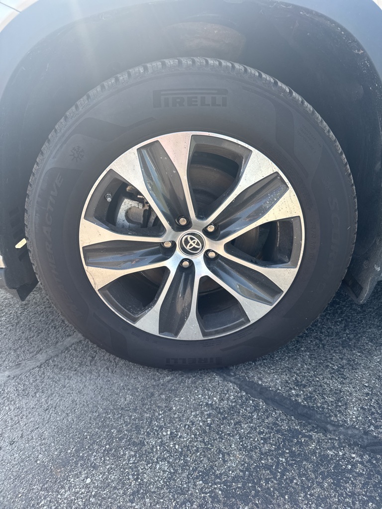 2022 Toyota Highlander XLE photo 3