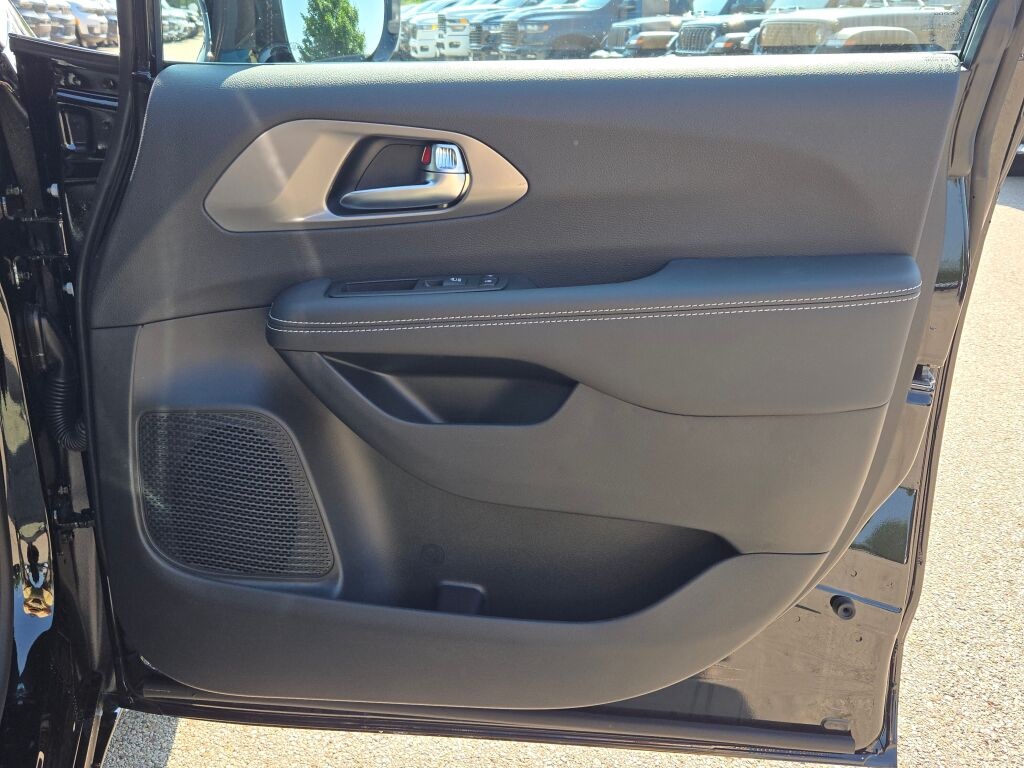 2026 Chrysler Pacifica photo 8