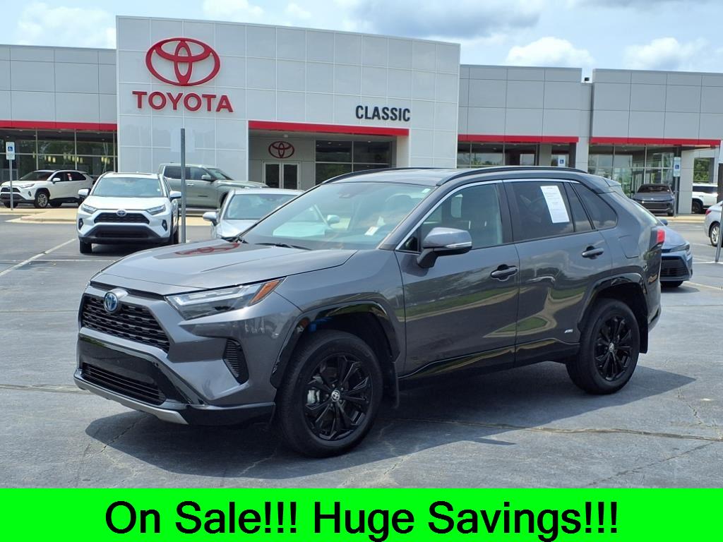 2024 Toyota RAV4 SE's photo