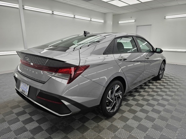 2025 Hyundai Elantra SEL Sport photo 3