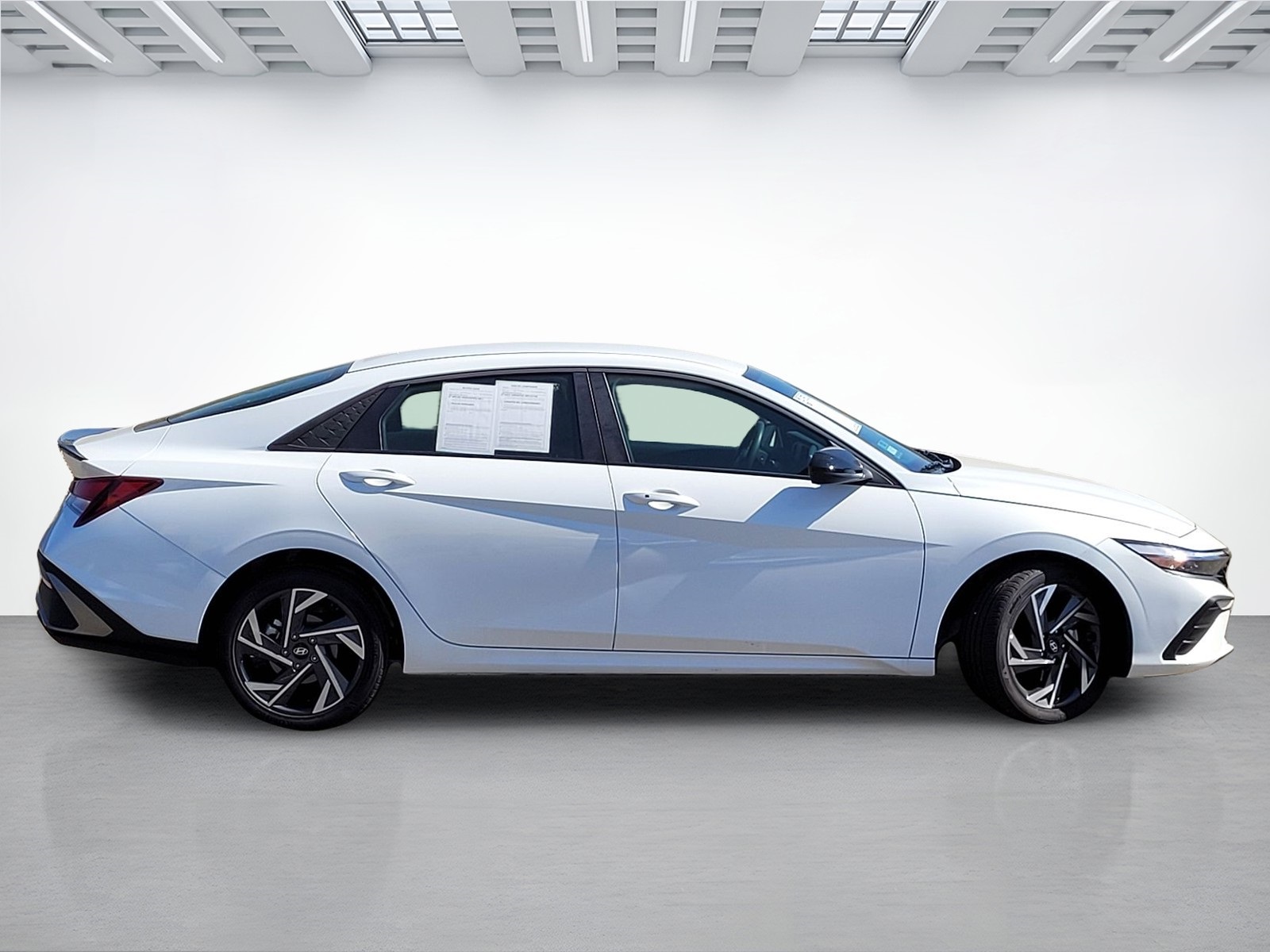 2025 Hyundai Elantra SEL Sport photo 3