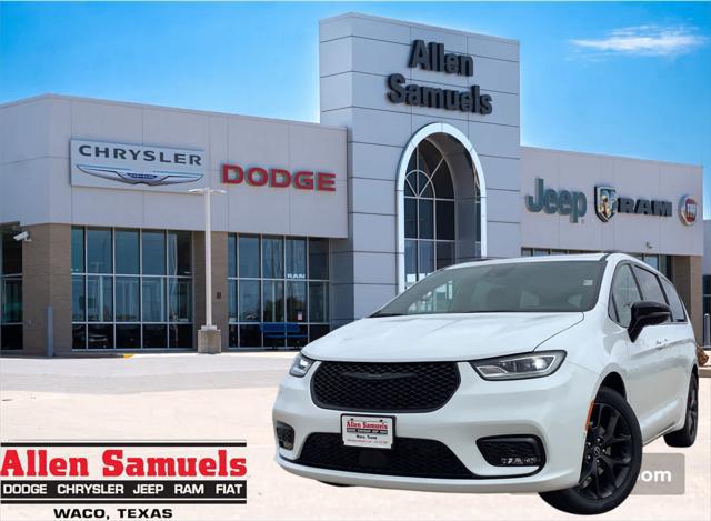 2026 Chrysler Pacifica Limited's photo
