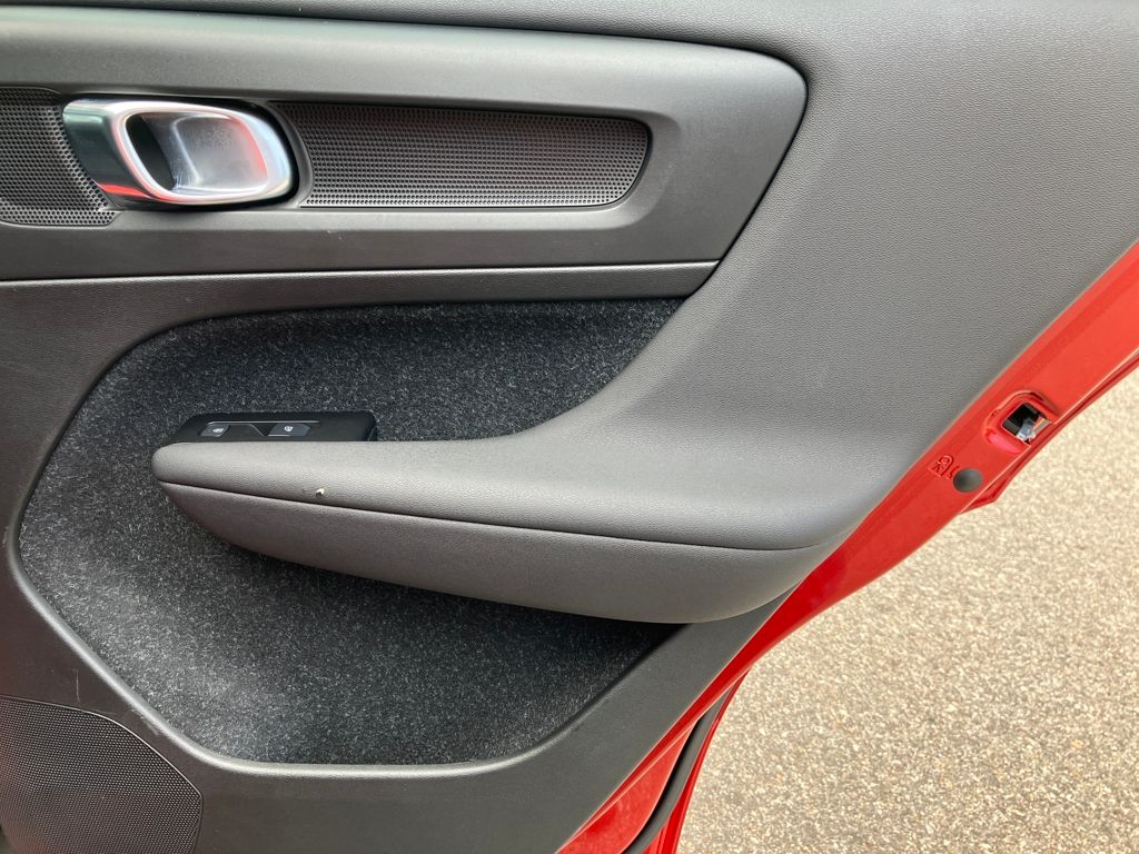 2021 Volvo XC40 R-Design photo 27