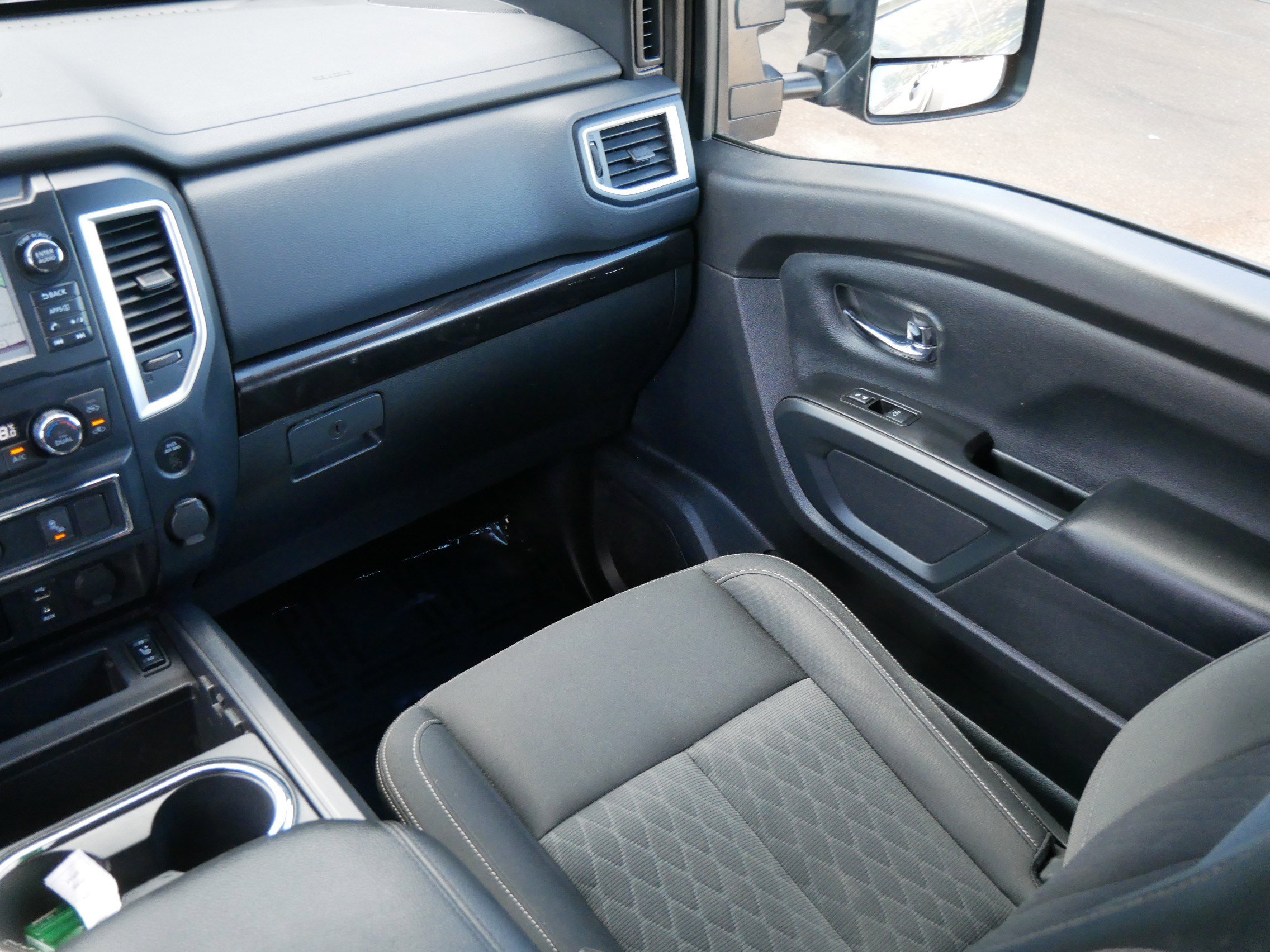 2018 Nissan Titan SV photo 11