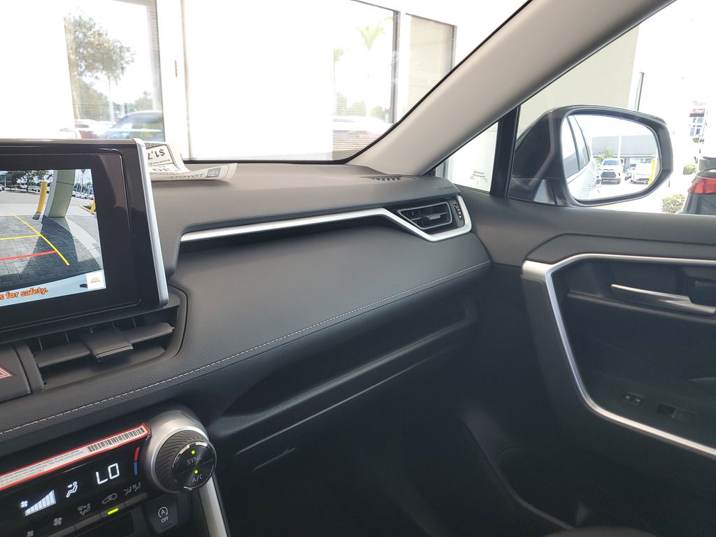 2025 Toyota RAV4 XLE photo 25
