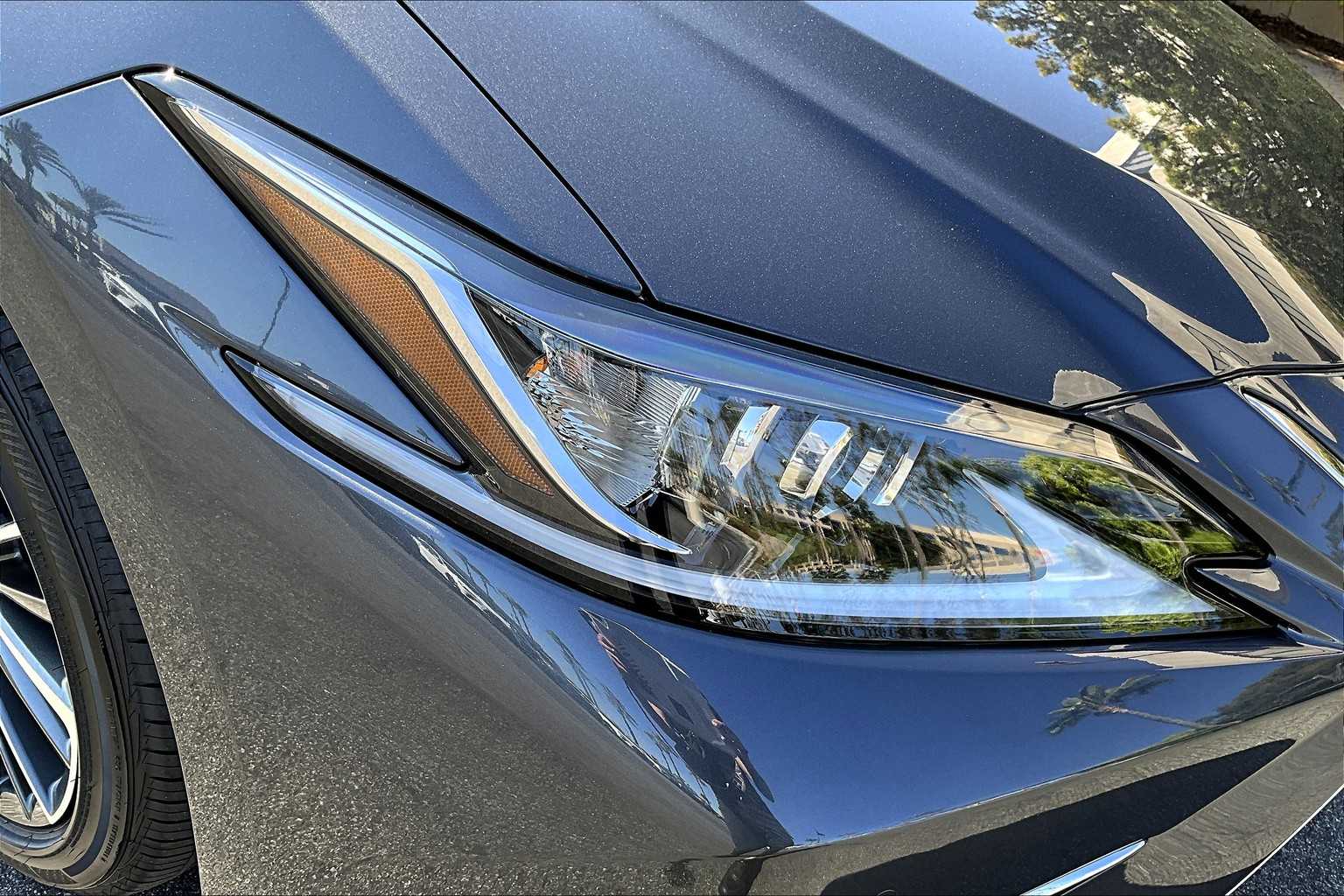 2025 Lexus ES 300h photo 19