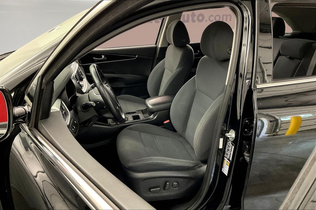 2020 Kia Sorento S photo 24