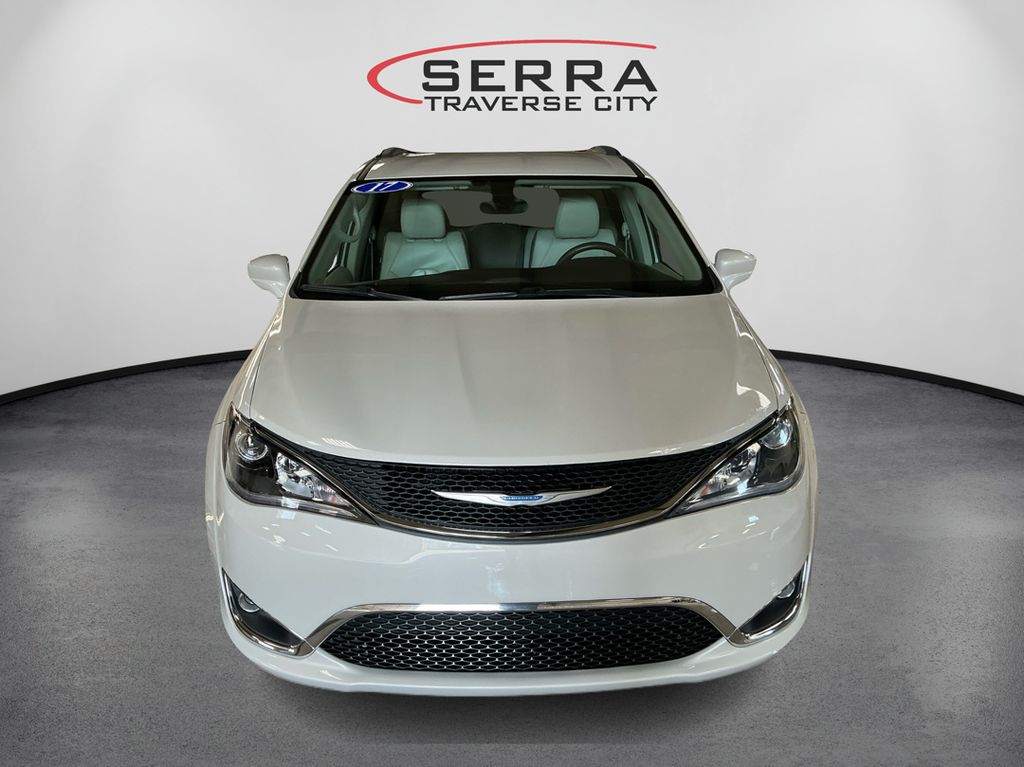 2017 Chrysler Pacifica Touring L photo 2