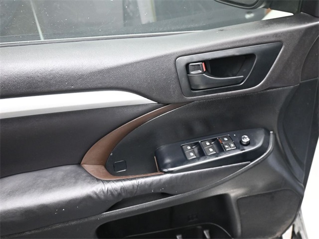 2016 Toyota Highlander LE photo 8