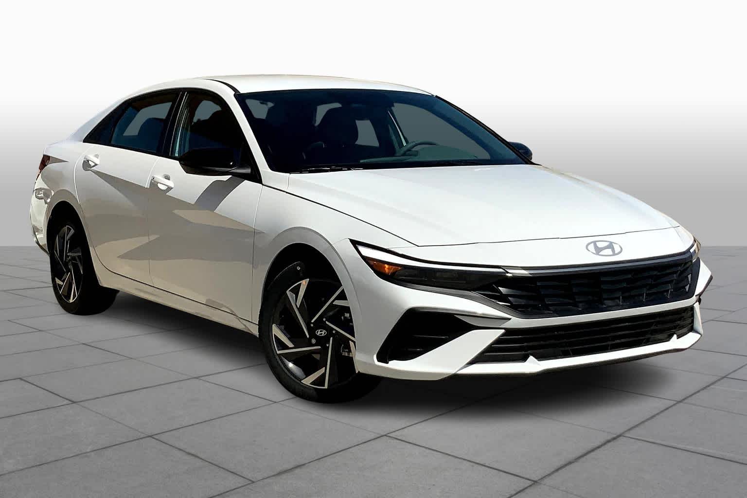 2025 Hyundai Elantra SEL Sport photo 2