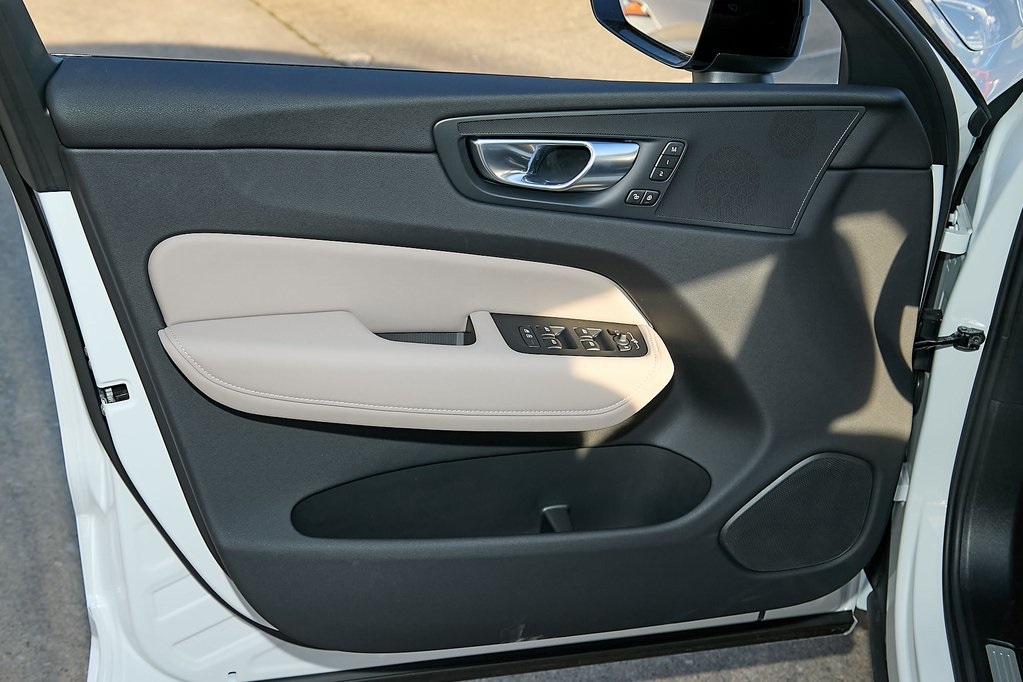 2026 VOLVO XC60 - Image 9