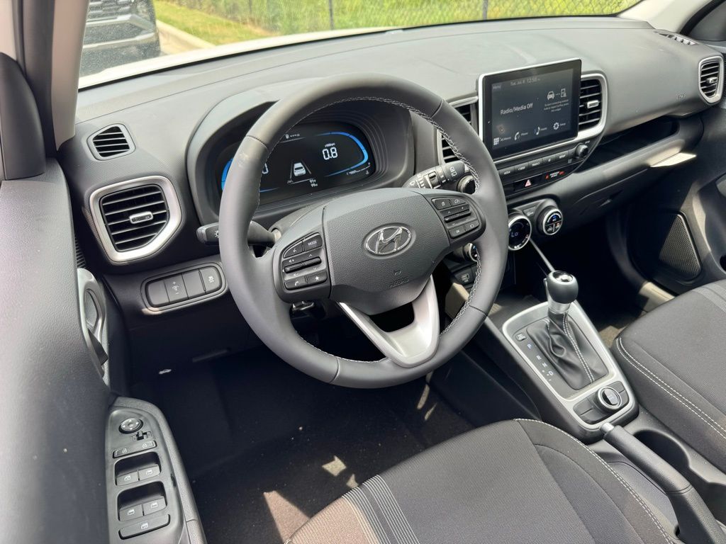 2025 Hyundai Venue SEL photo 2